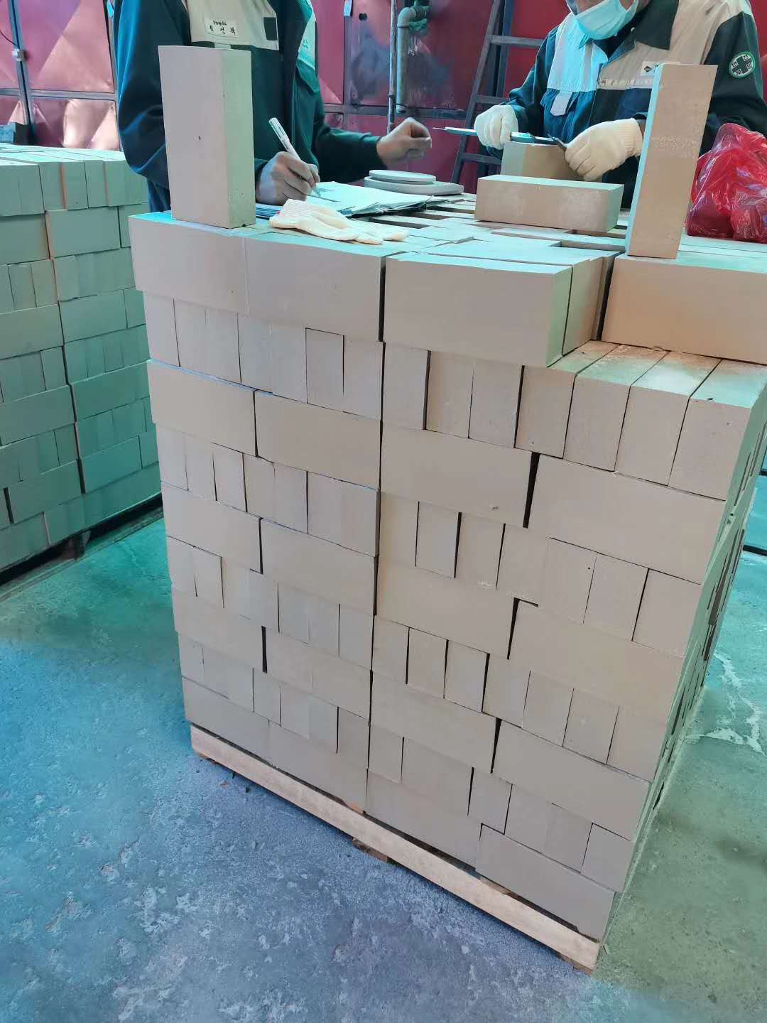 65厚耐酸磚今年處于一直是缺貨狀態(tài)，而且價(jià)格高，那么為什么會(huì)出現(xiàn)這種情況